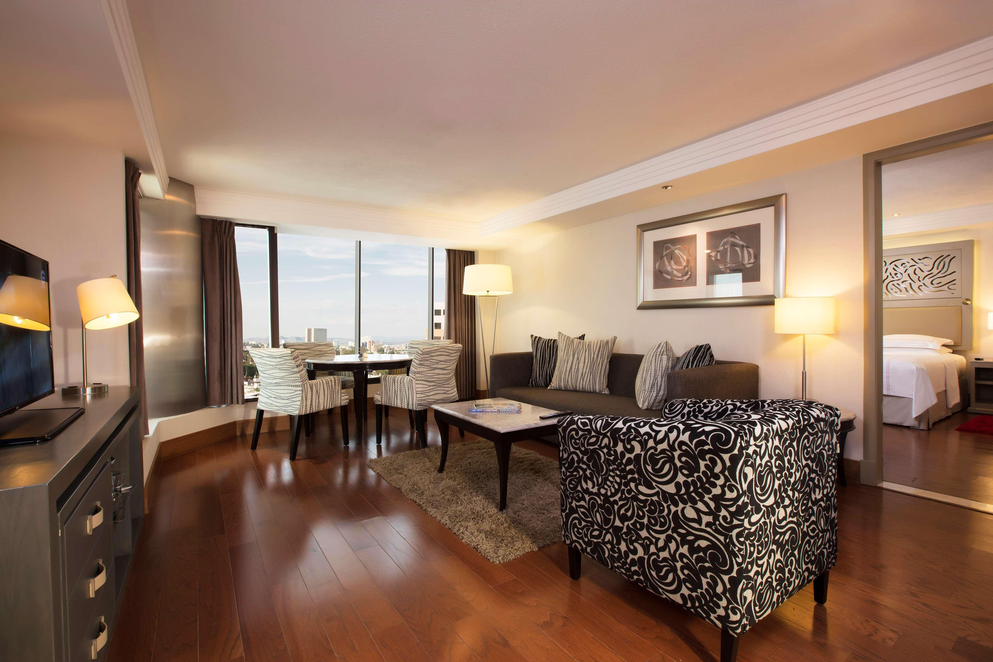 ホテル ヒルトン グァダラハラ グアダラハラ エクステリア 写真 A suite at the hotel
