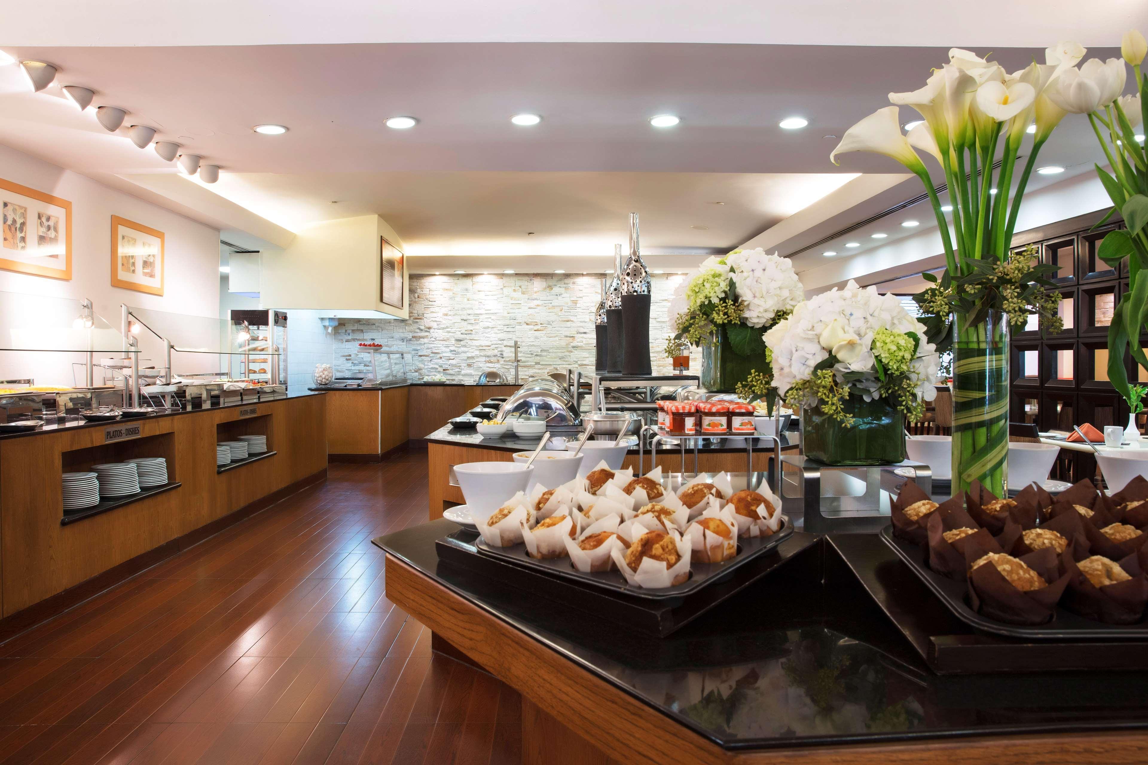 ホテル ヒルトン グァダラハラ グアダラハラ エクステリア 写真 The buffet at the lounge