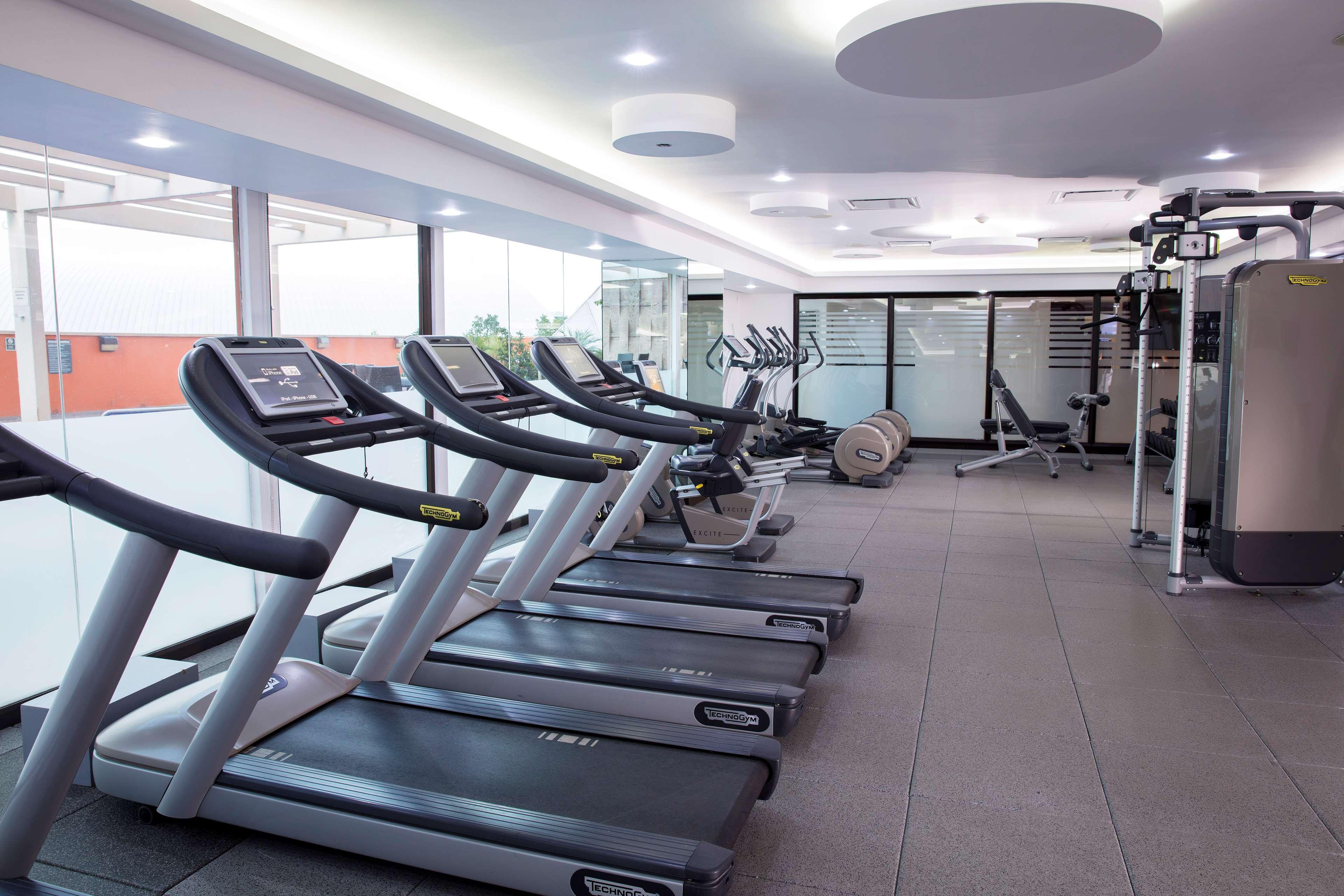 ホテル ヒルトン グァダラハラ グアダラハラ エクステリア 写真 The gym at the hotel