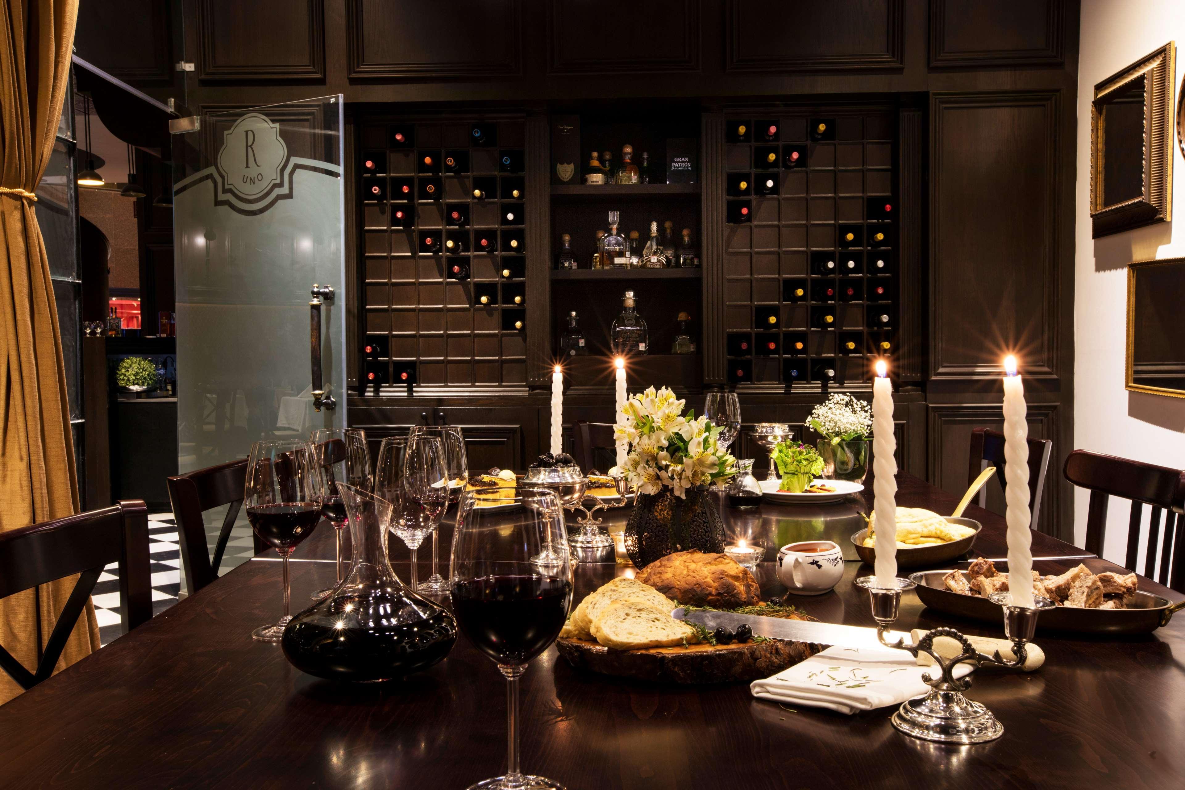 ホテル ヒルトン グァダラハラ グアダラハラ エクステリア 写真 Wine tasting at the Wine Experience Center