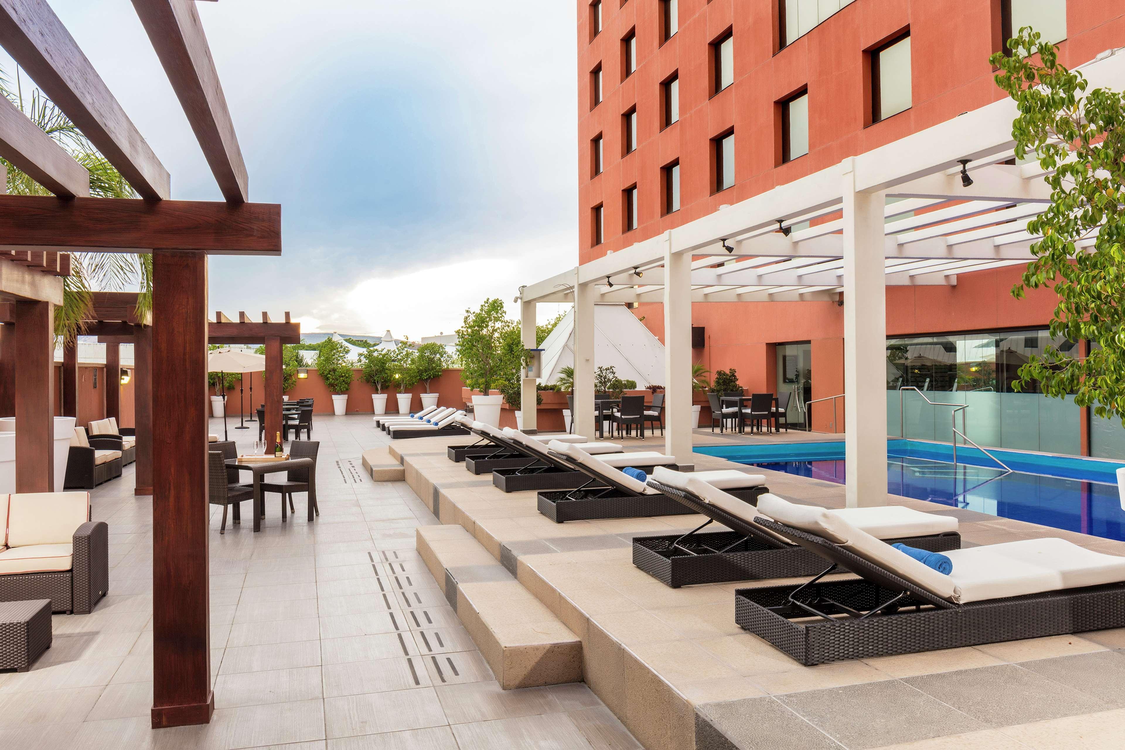 ホテル ヒルトン グァダラハラ グアダラハラ エクステリア 写真 The rooftop pool at the hotel