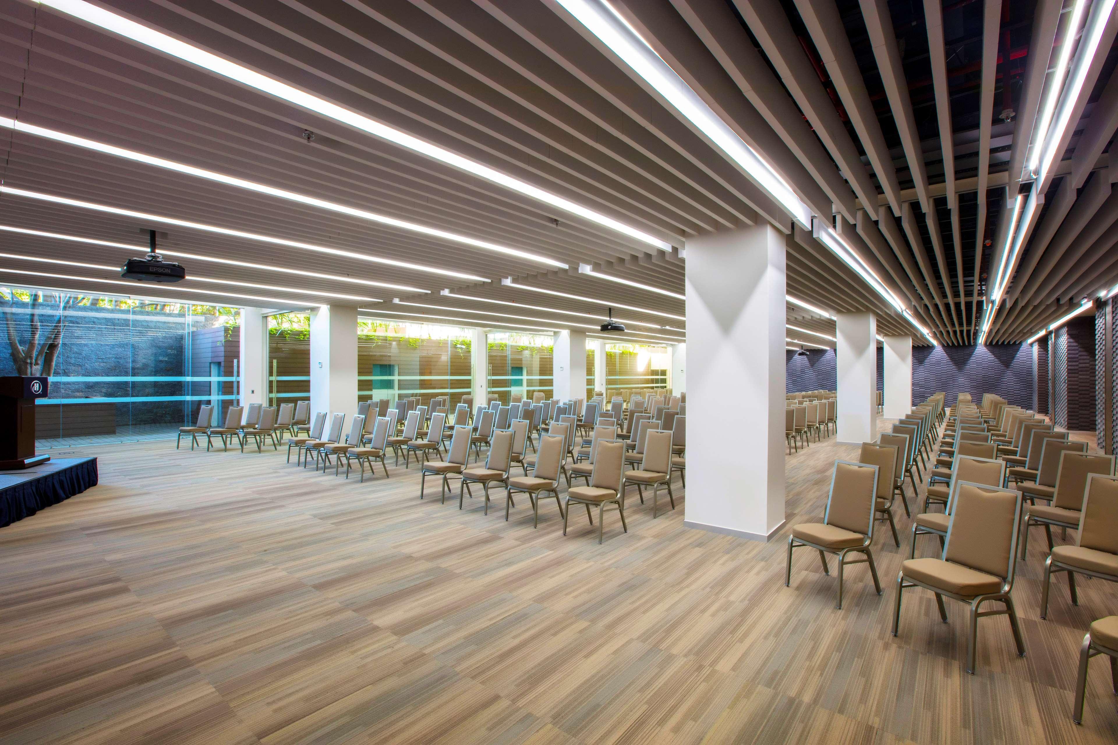 ホテル ヒルトン グァダラハラ グアダラハラ エクステリア 写真 The interior of the library