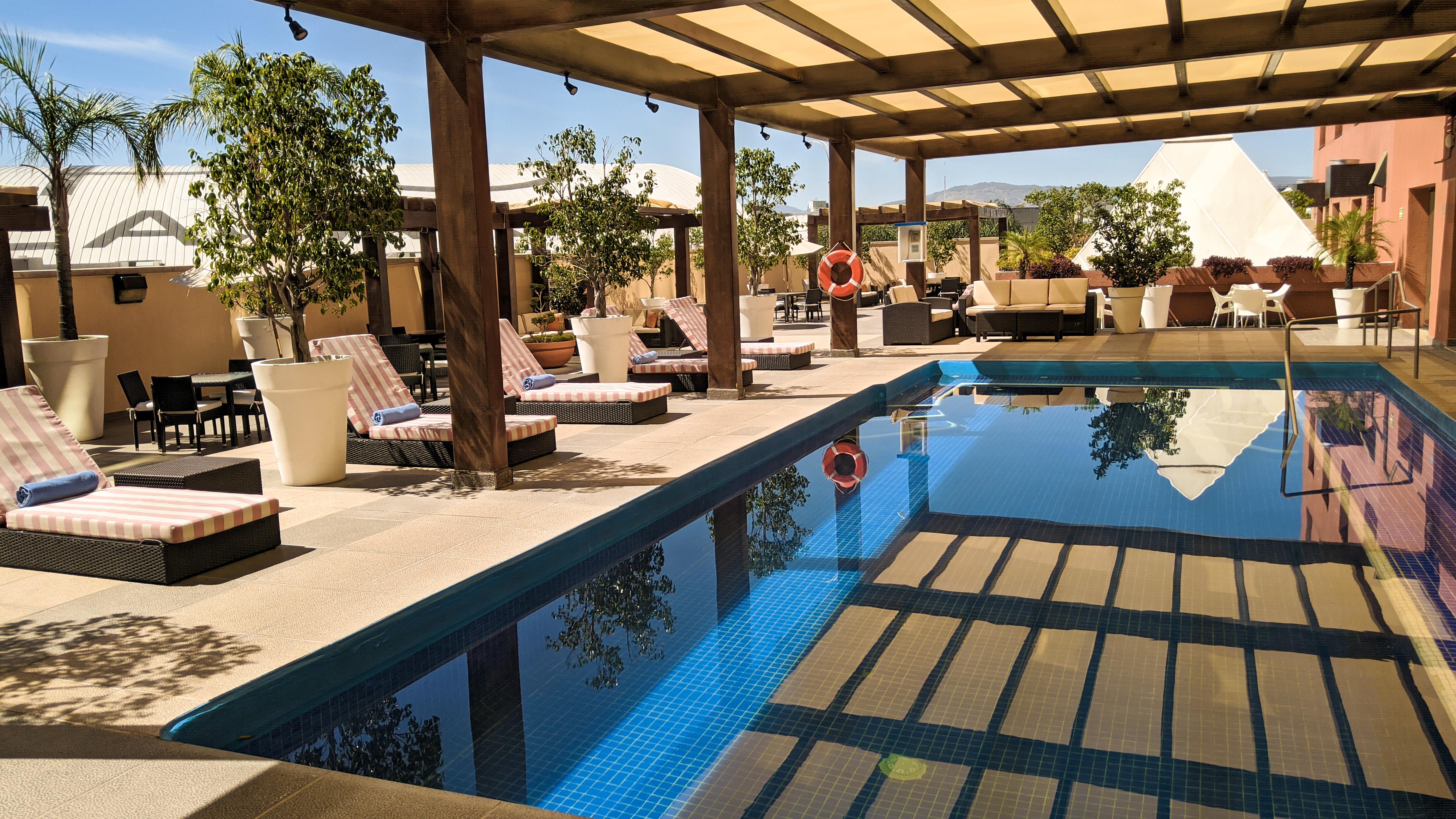 ホテル ヒルトン グァダラハラ グアダラハラ エクステリア 写真 Rooftop pool at the Four Seasons Hotel, Cairo