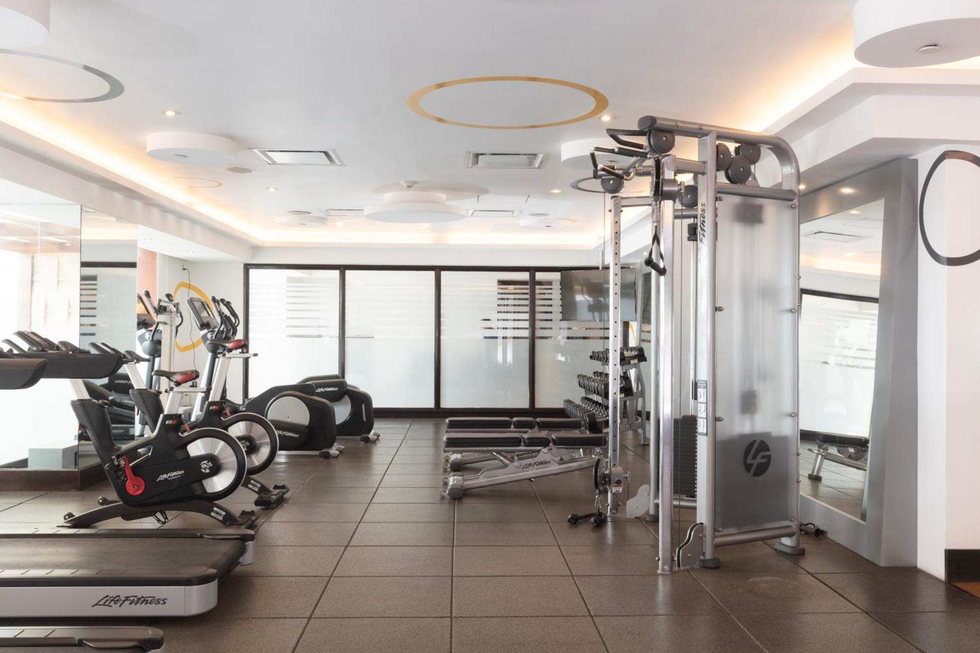 ホテル ヒルトン グァダラハラ グアダラハラ エクステリア 写真 The gym at the hotel