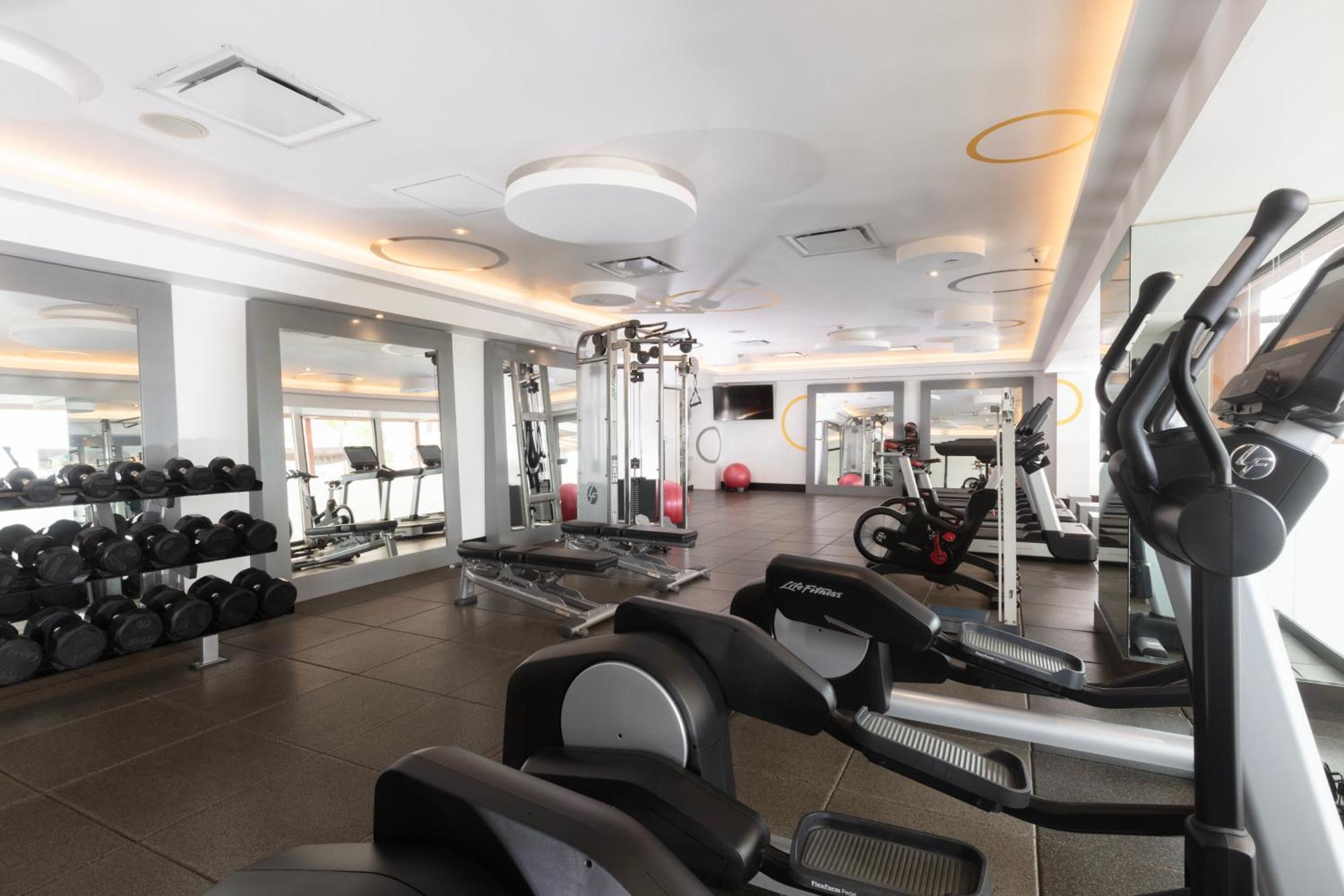 ホテル ヒルトン グァダラハラ グアダラハラ エクステリア 写真 The gym at the hotel