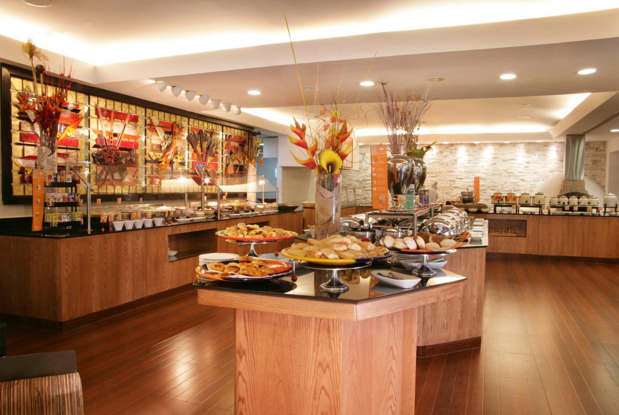 ホテル ヒルトン グァダラハラ グアダラハラ レストラン 写真 The buffet at the restaurant