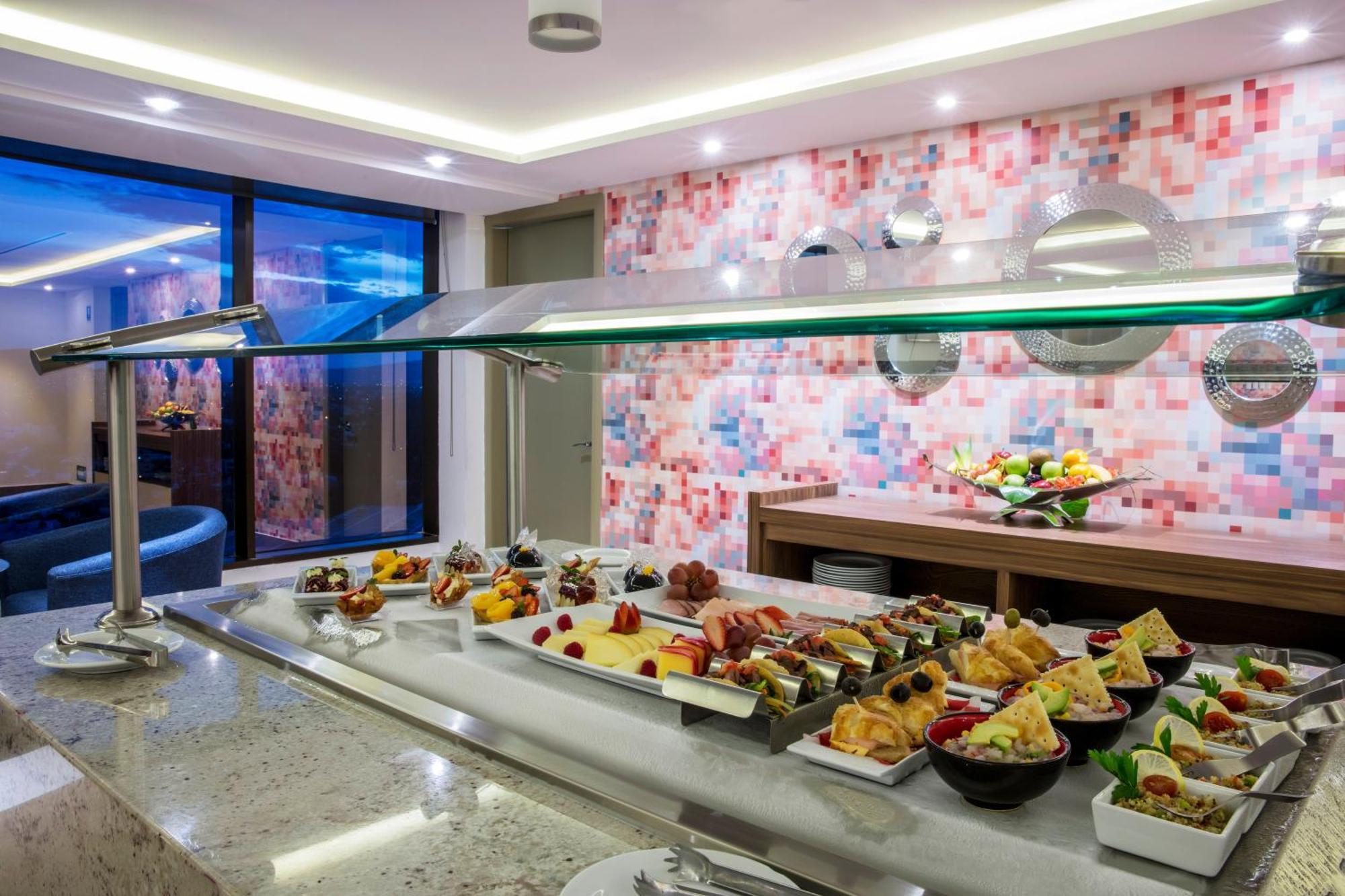 ホテル ヒルトン グァダラハラ グアダラハラ エクステリア 写真 A buffet at a hotel